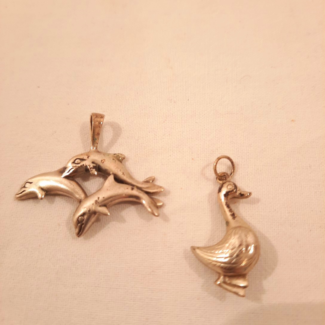 Acheter 2 pendentifs: 3 dauphins en argent et 1 canard métal argenté Bon état - 15,00 € 2 pendentifs: 3 dauphins en argent et 1 canard métal argenté Bon état - reconditionné disponible sur Label Emmaüs